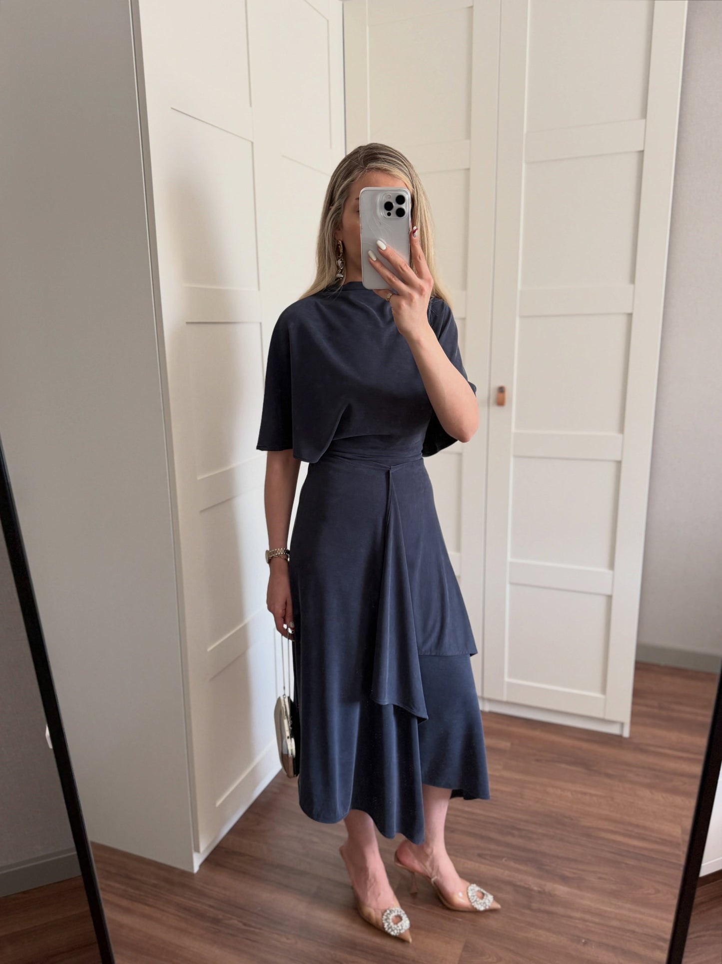 Zara model Loose-fitting top with crew neck  ,Flowing mid-waist midi skirt with an asymmetric hem.