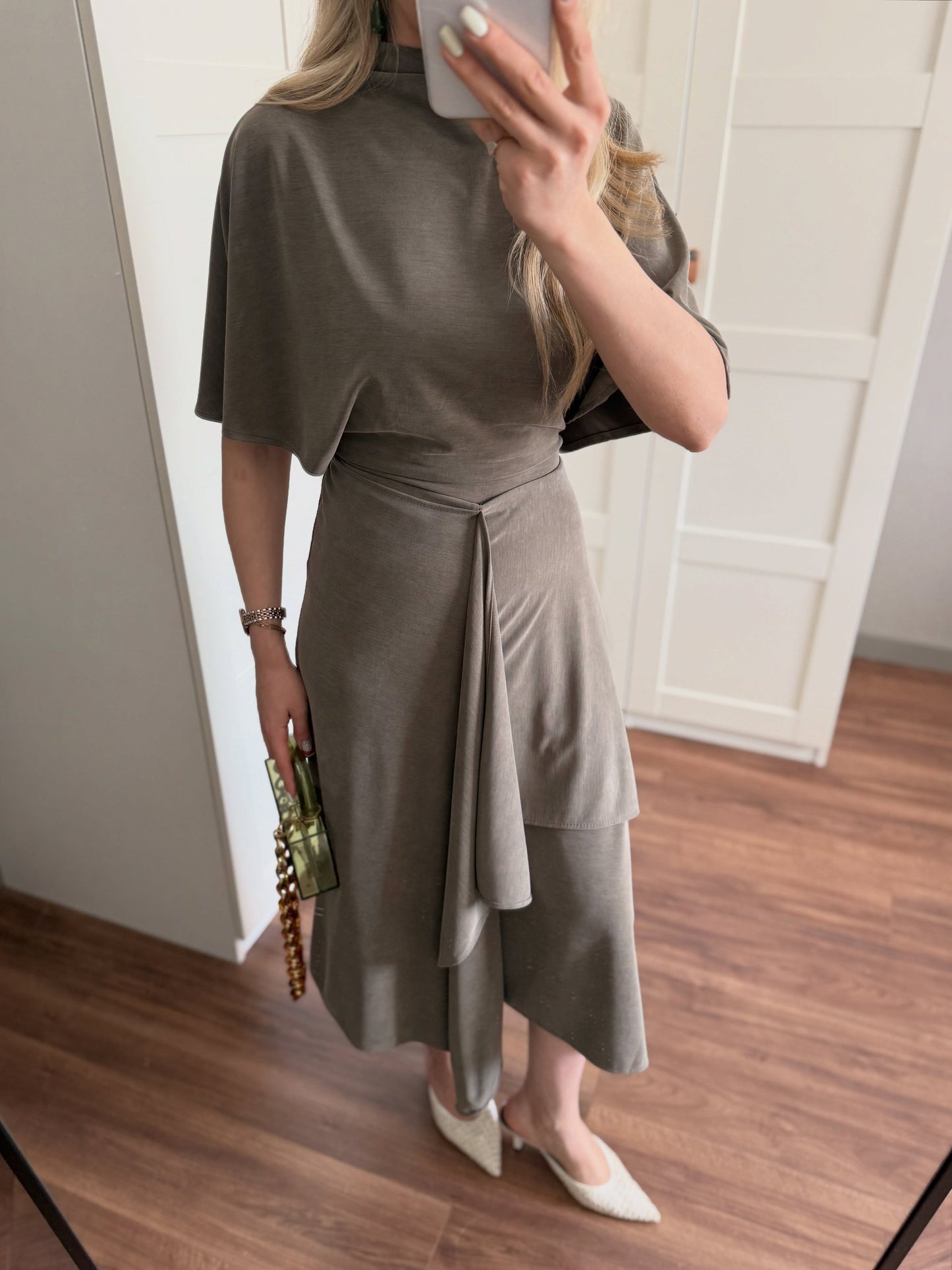 Zara model Loose-fitting top with crew neck  ,Flowing mid-waist midi skirt with an asymmetric hem.
