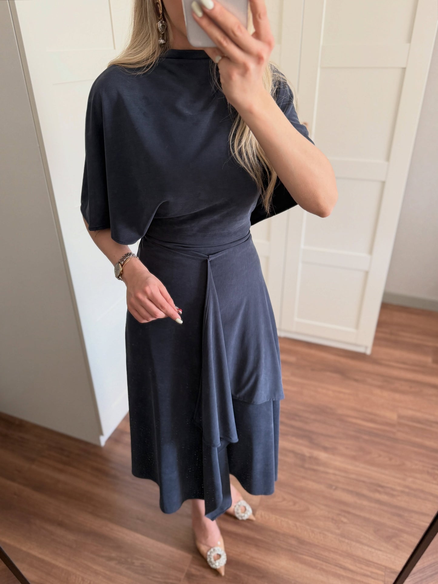Zara model Loose-fitting top with crew neck  ,Flowing mid-waist midi skirt with an asymmetric hem.