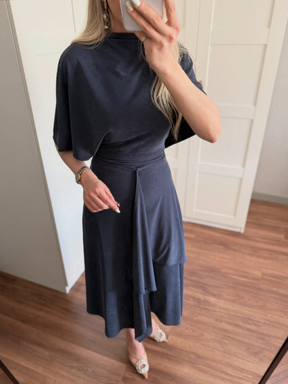 Zara model Loose-fitting top with crew neck  ,Flowing mid-waist midi skirt with an asymmetric hem.