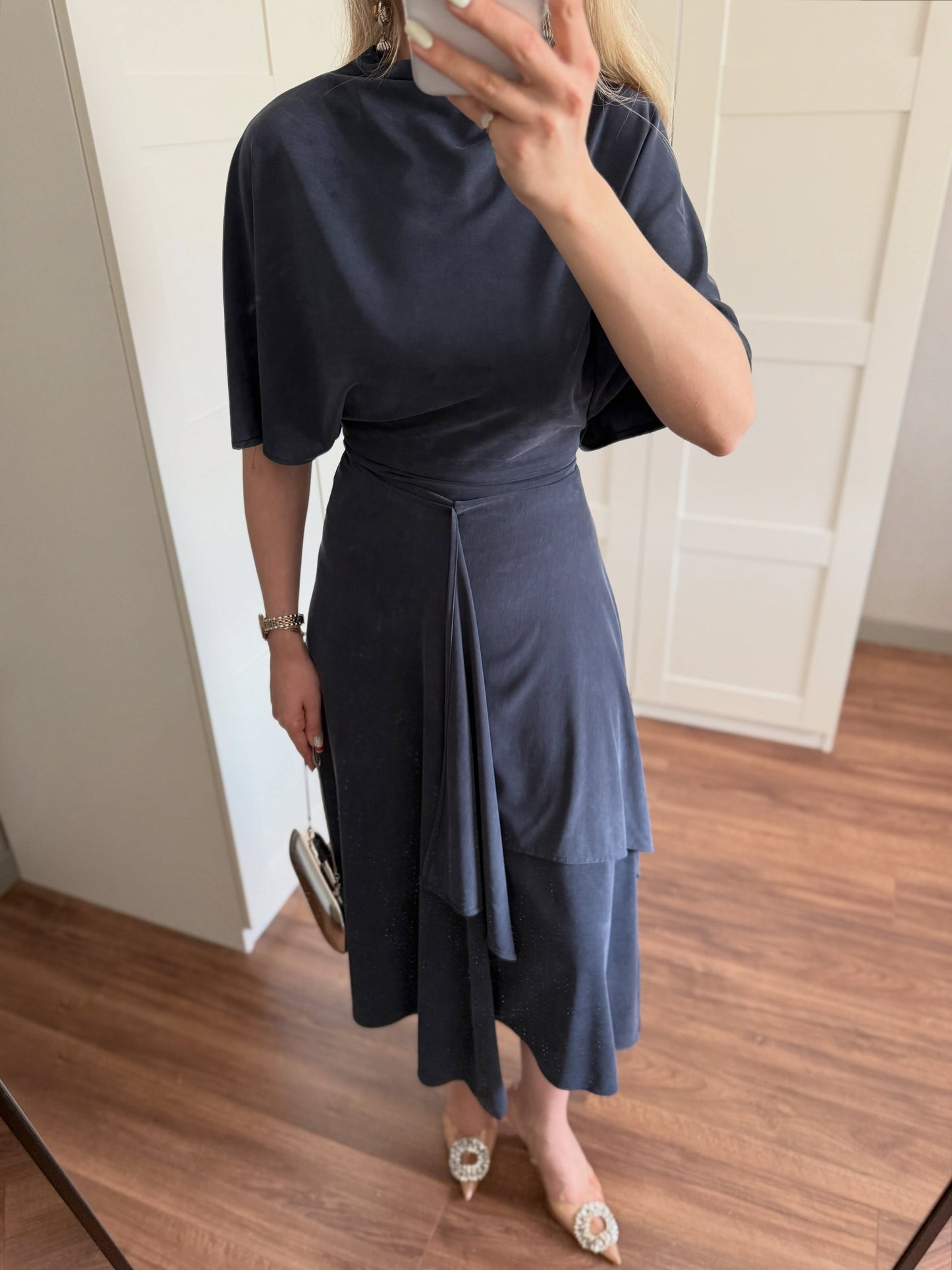 Zara model Loose-fitting top with crew neck  ,Flowing mid-waist midi skirt with an asymmetric hem.
