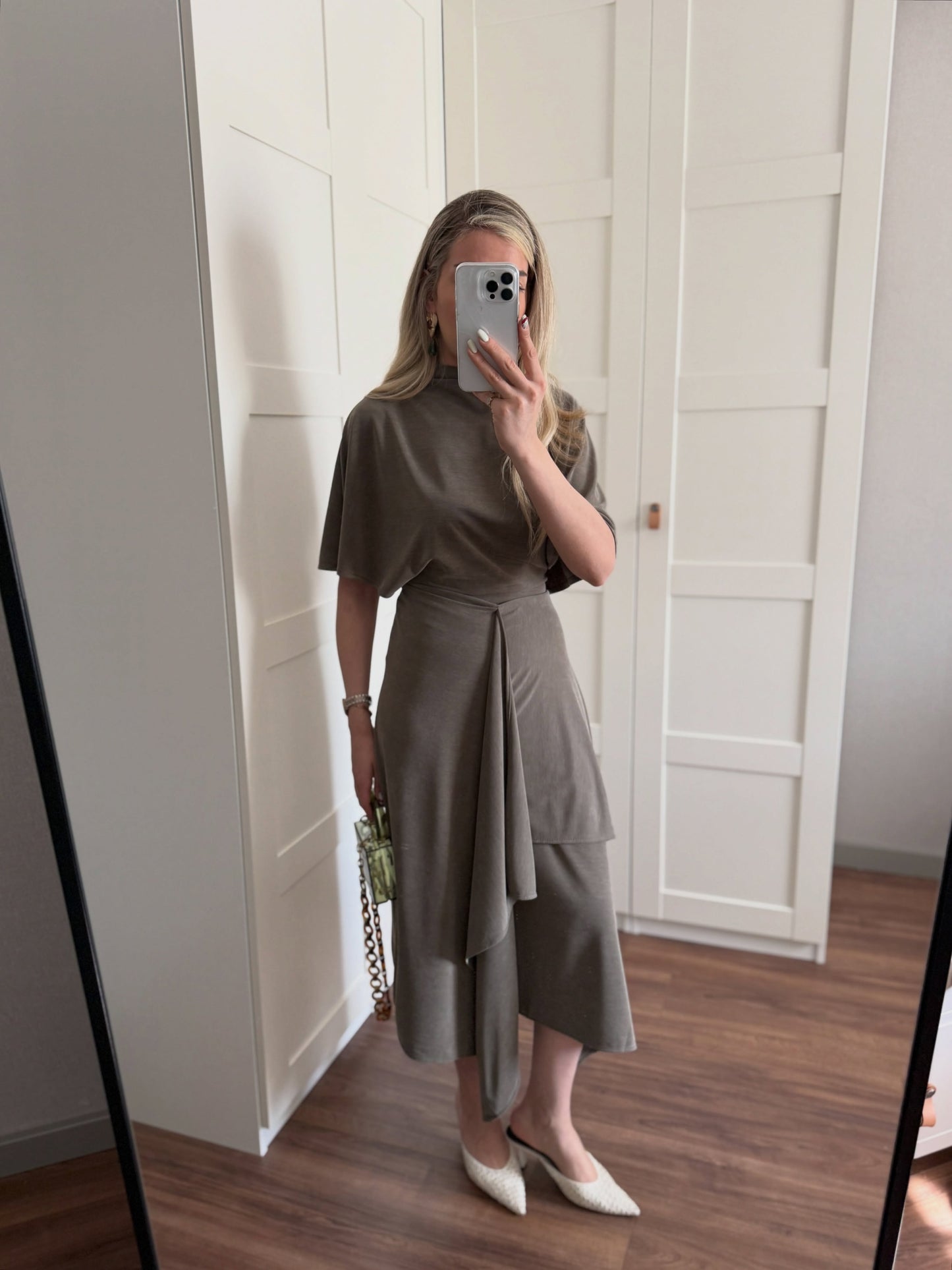 Zara model Loose-fitting top with crew neck  ,Flowing mid-waist midi skirt with an asymmetric hem.