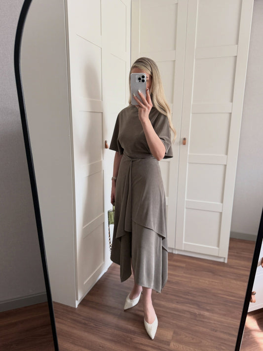 Zara model Loose-fitting top with crew neck  ,Flowing mid-waist midi skirt with an asymmetric hem.
