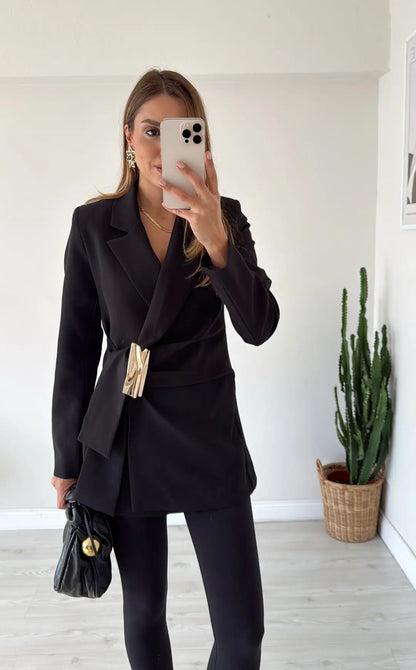 fitted waist a golden buckle detail double-breasted blazer  front fastening with a hidden snap button and tie - black