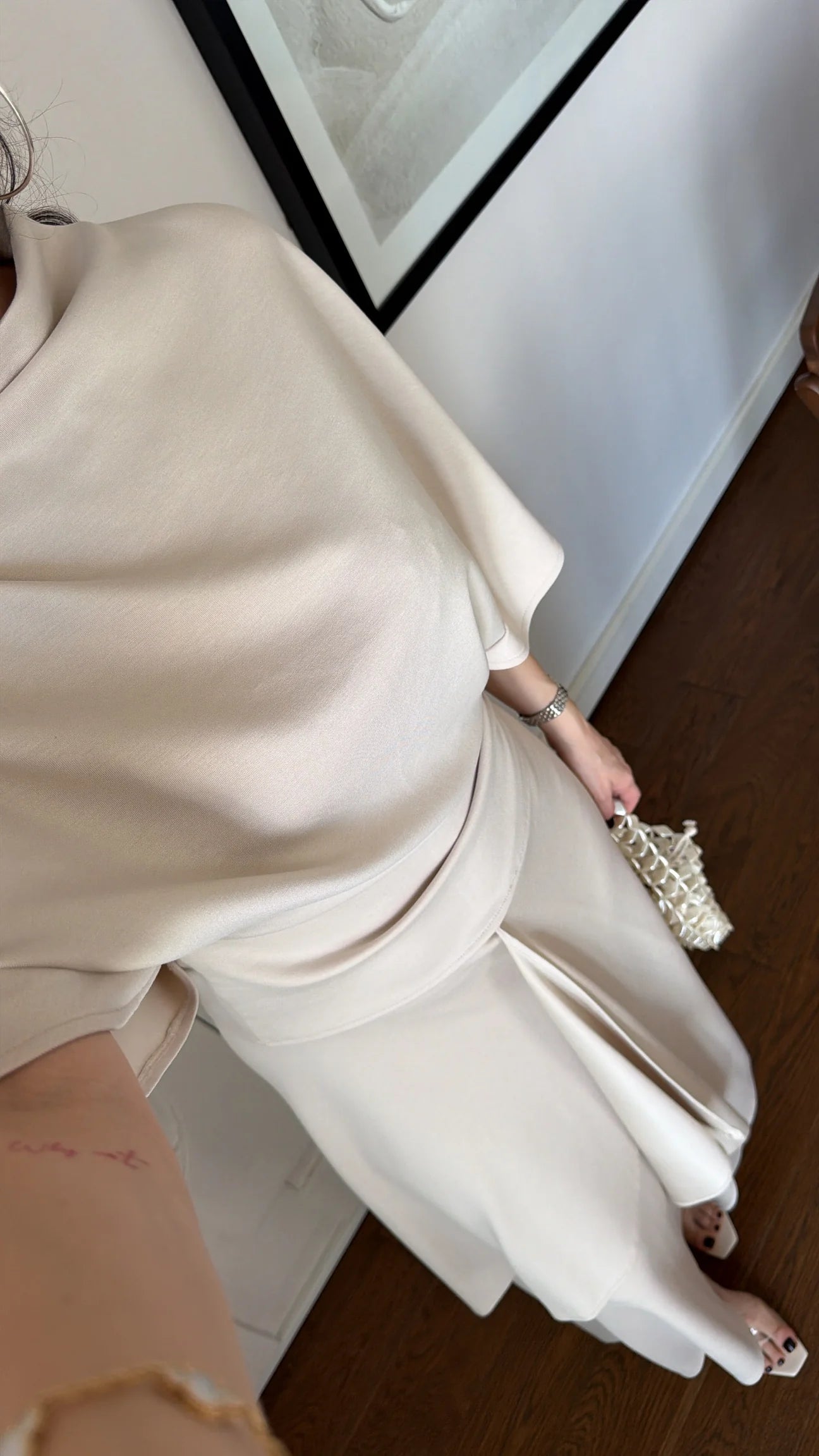 Zara model Loose-fitting top with crew neck  ,Flowing mid-waist midi skirt with an asymmetric hem.