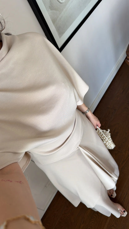 Zara model Loose-fitting top with crew neck  ,Flowing mid-waist midi skirt with an asymmetric hem.
