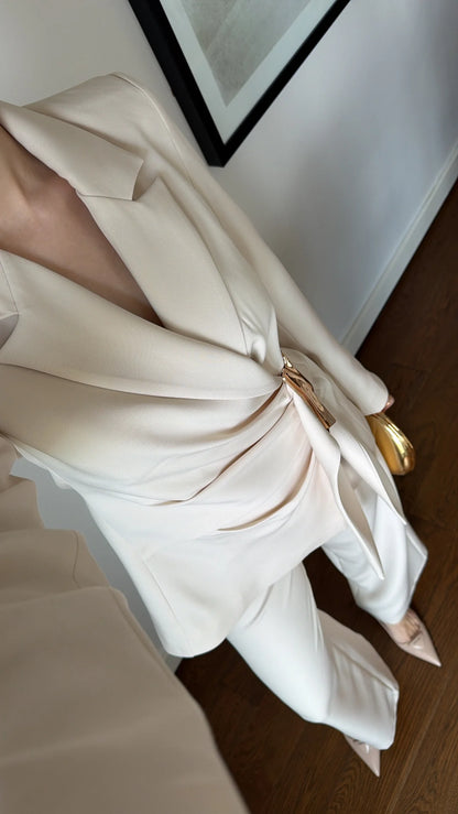 DOUBLE-BREASTED BLAZER WITH BUCKLE SUIT