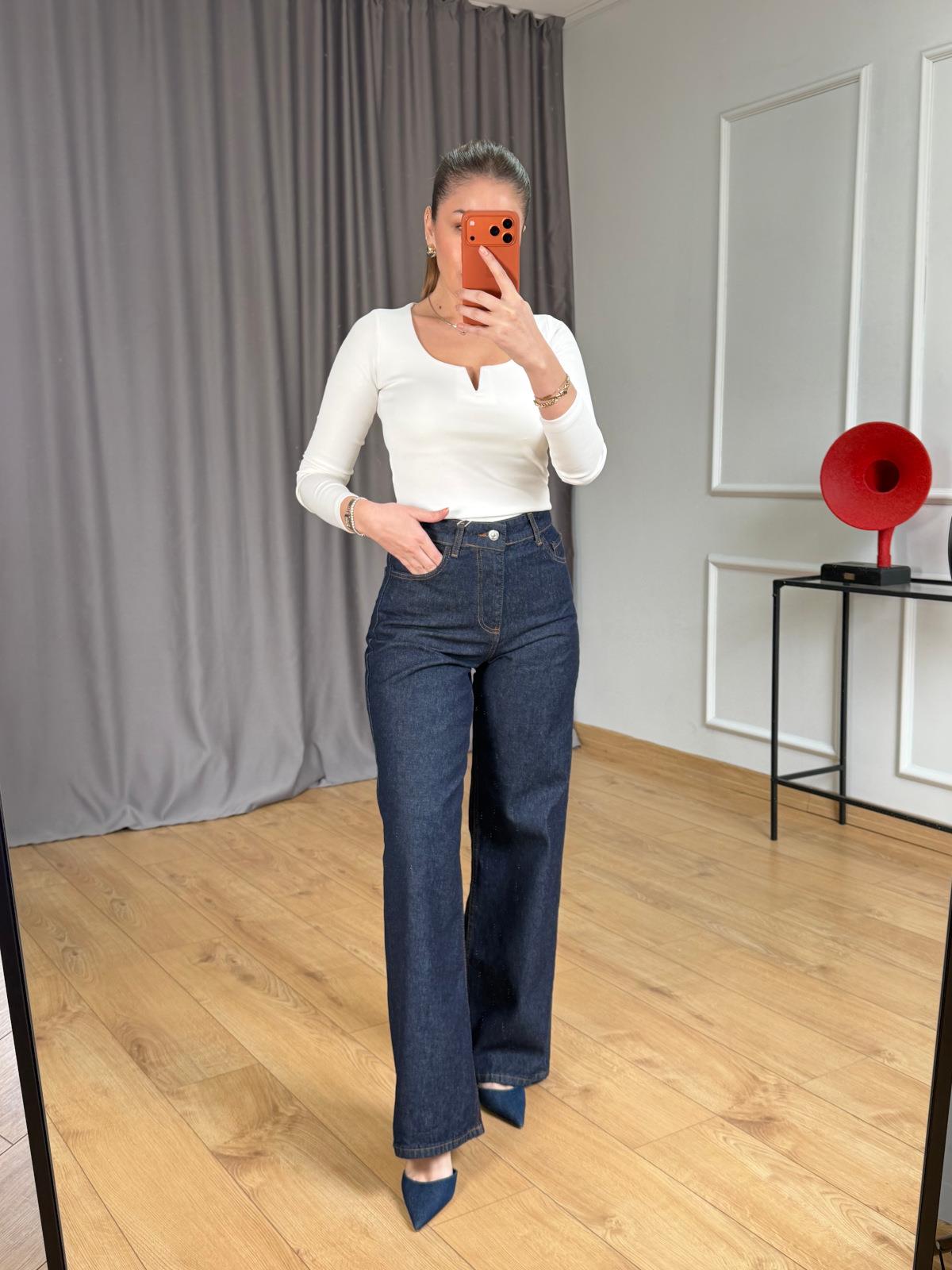Straight-leg jeans