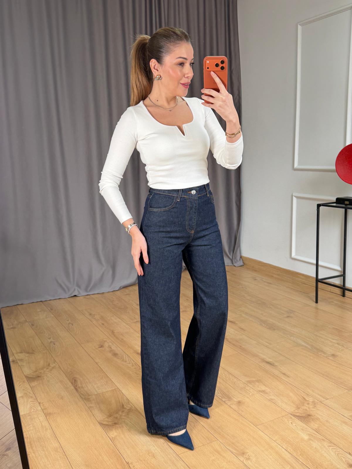 Straight-leg jeans
