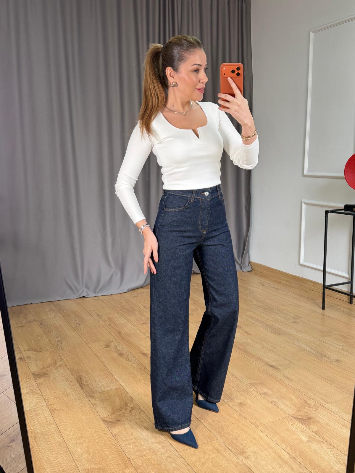 Straight-leg jeans