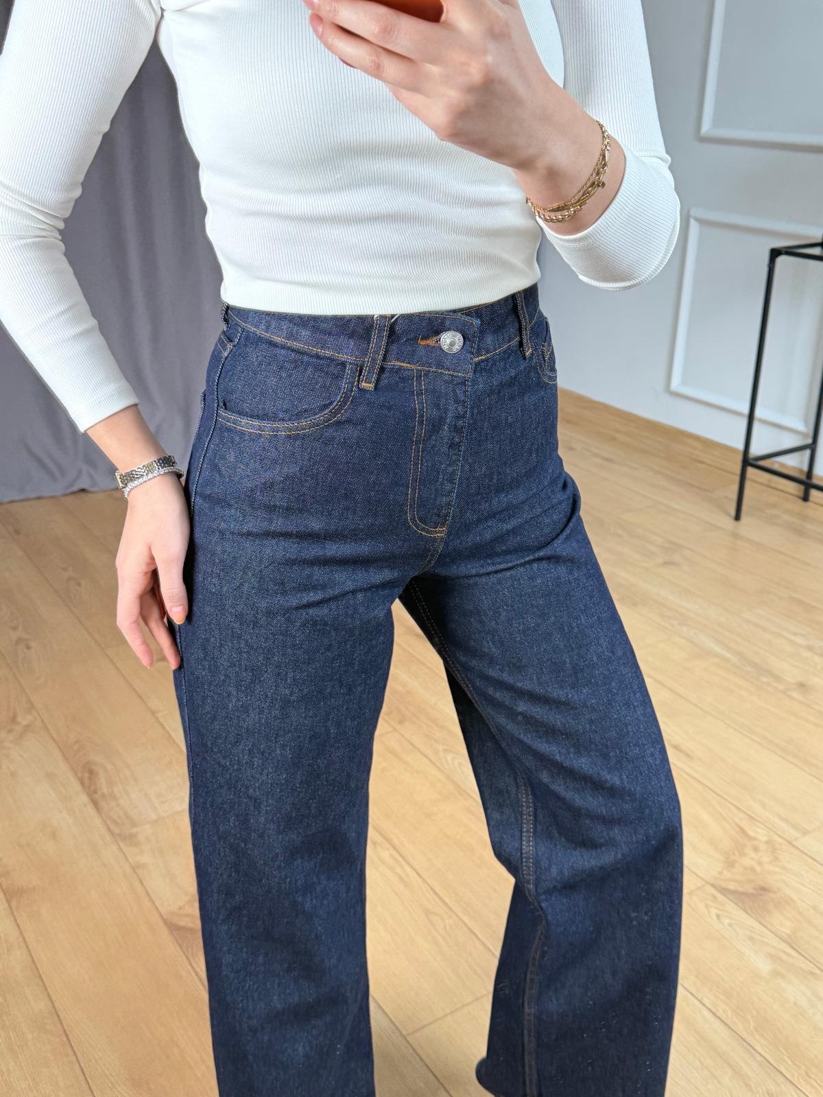 Straight-leg jeans