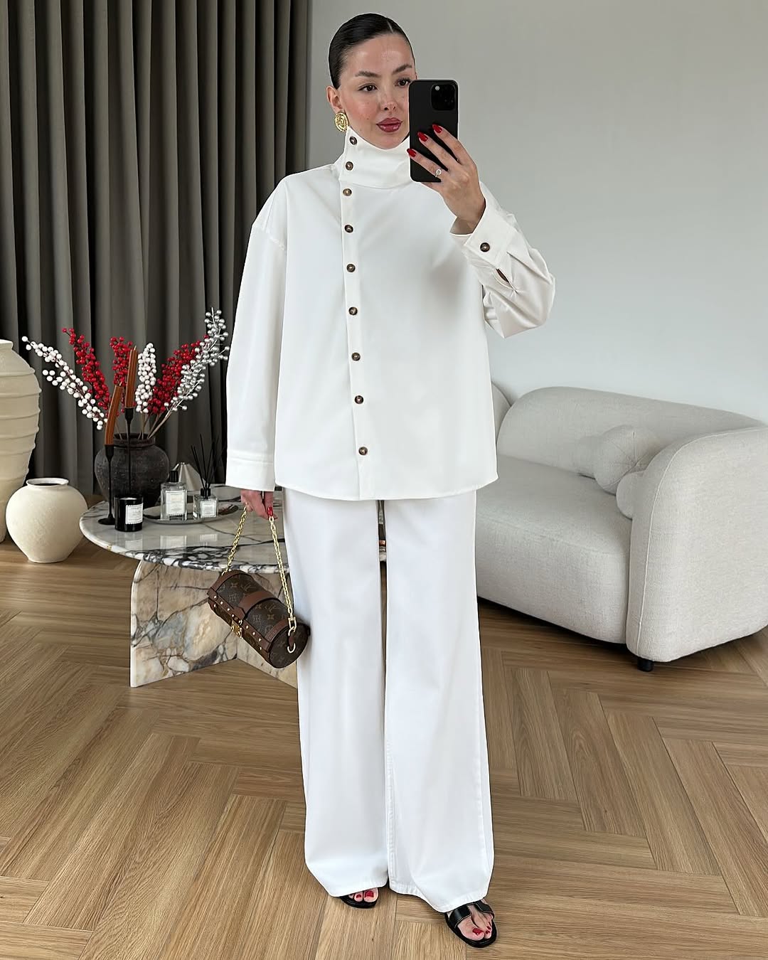 High-neck white side buttons shirt