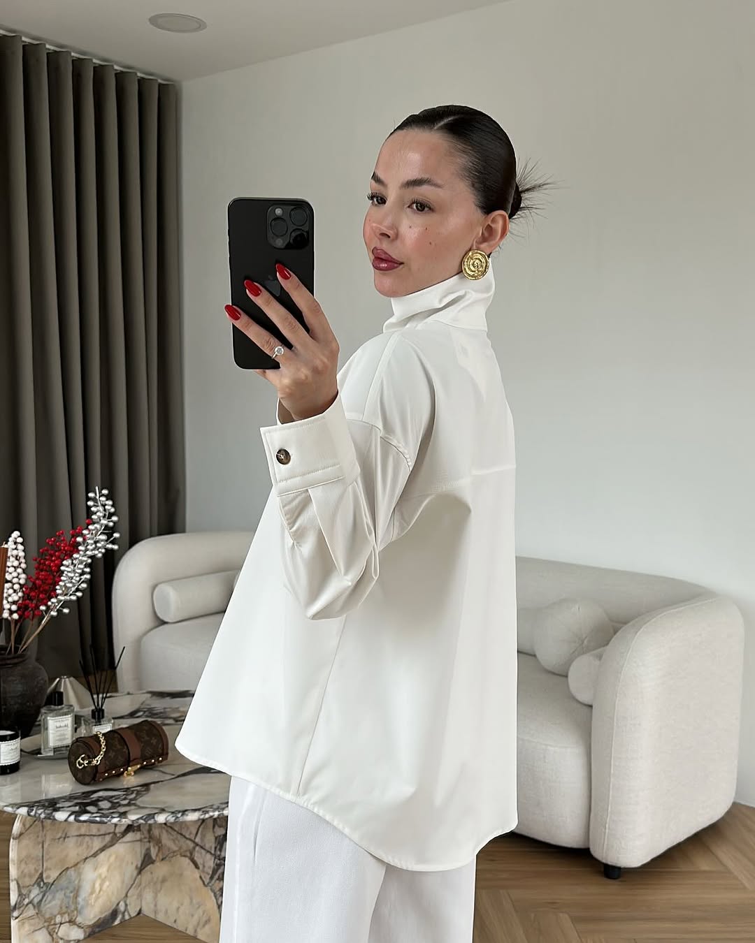 High-neck white side buttons shirt