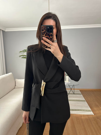 fitted waist a golden buckle detail double-breasted blazer  front fastening with a hidden snap button and tie - black